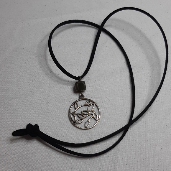 Dark Green Agate and Leaf Charm Necklace - Picture 4 of 4